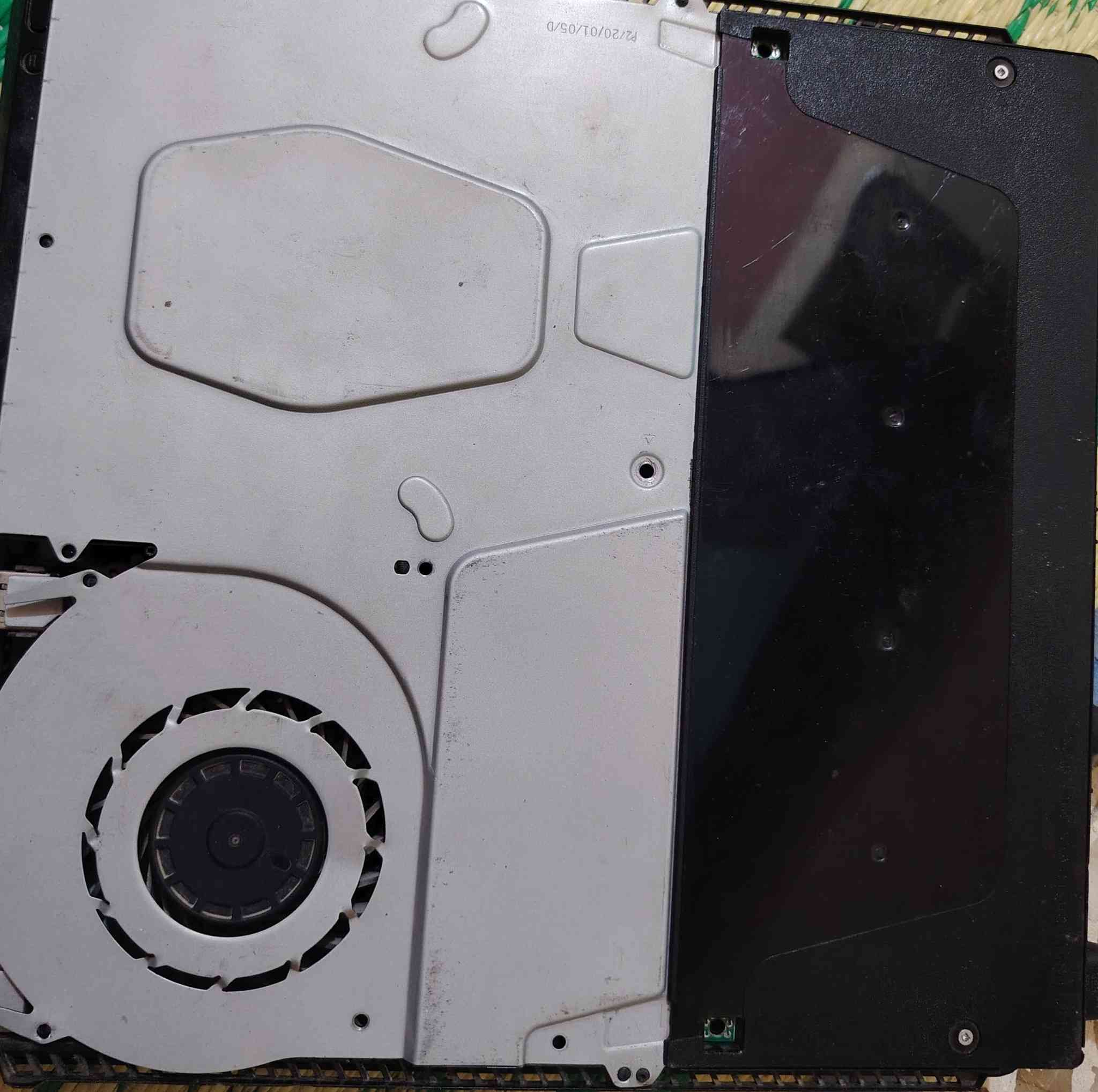 السلام عليكم بلاي 4 مستخدم الجهاز مصلح القاعده مال الغرس نظيف وياي يدتين وياه جي تي اي*********** واتساب سعره 220
