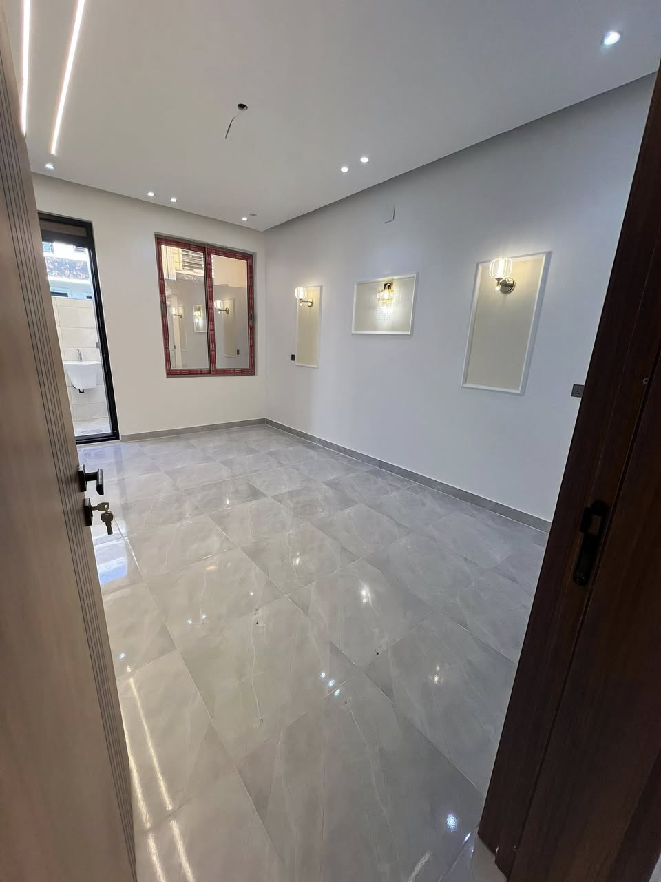 السلام وعليكم دار للبيع المساحة 100متر طابق ونص مفول يحتوي على صالة ومطبخ وحولي كبير وغرفتين نوم وحمام عدد 3 البيت نظام ديكورات جبسن بورد ونظام كامرات شغل درجئ اولى باسمي مباشر تنازل شركة الموقع الدورة البوعيثة مجمع السلطان تلثالث رابع فرع عن الشارع العام  تفاصيل اكثر  للاستفسار (***********)واتساب ***********
