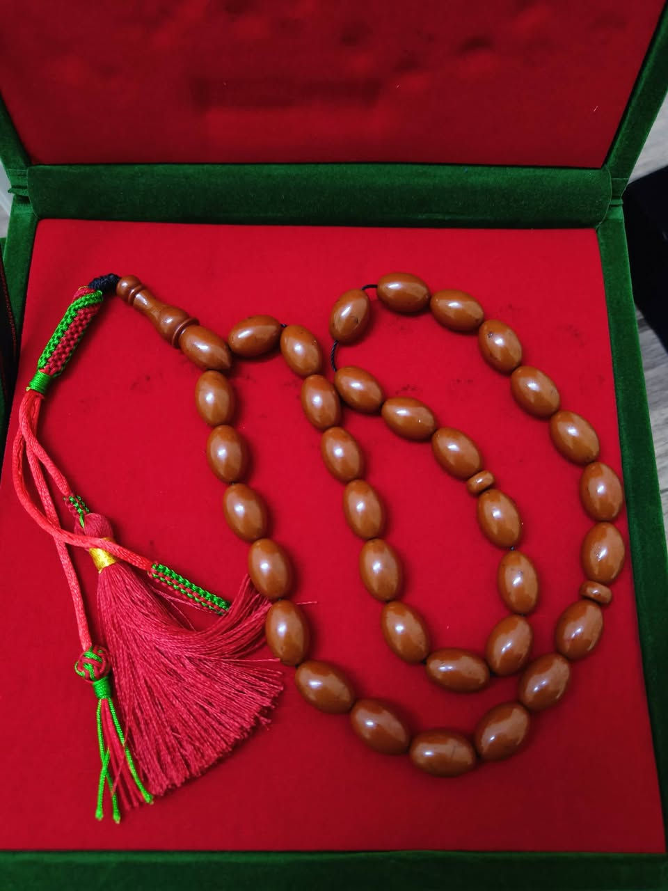 مسابح عطريه مزيج من الباكليت و الفاتوران و والسندلوس و صمغ الاشجار  خراطه يدويه الريحه تبين اول ما تفتح العلبه تجيك ويه كارت الضمان والعلبه وضمان فوحان العطر سنتين للتواصل واتساب ***********
