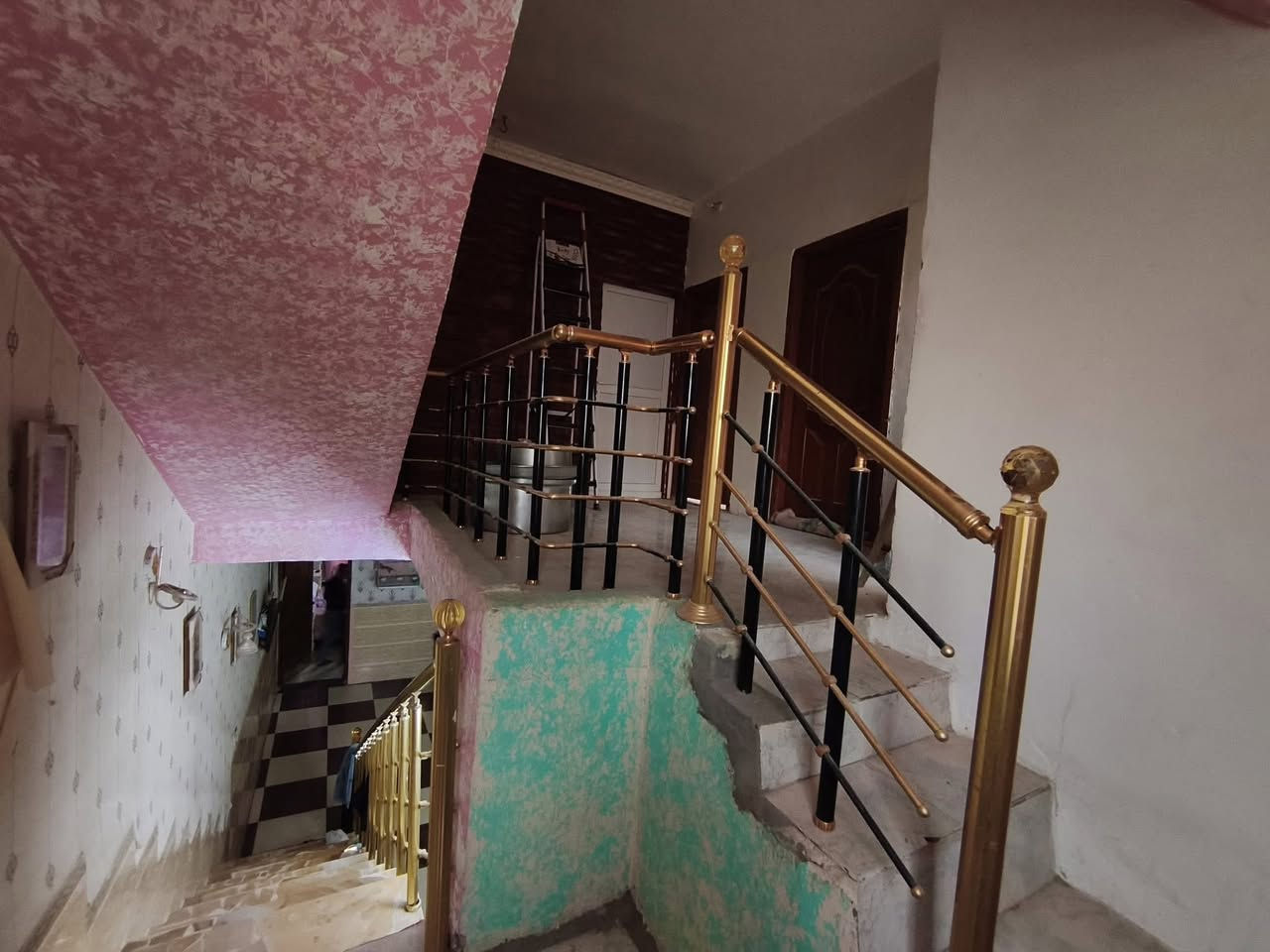 #دار_للبيع طابو صرف في منطقة الإسكان، مقابل حائط الزراعة على الشارع العام.
- المساحة: 100 متر مربع مع فضلة 100 متر.  
- الموقع: ركن على شارعين.  
- المواصفات: عكادة وطابوق، أساس كونكريت مرتفع عن مستوى الشارع.  
- عدد الطوابق: طابقين.  
تفاصيل الطابق الأول:  
- حديقة وكراج.  
- صحيات داخلية وخارجية.  
- غرفتين، صالة، واستقبال.  

تفاصيل الطابق الثاني:  
- 3 غرف نوم.  
- صالة.  
- سطحين. 
==========================
🔺#للاستفسار الاتصال ع الرقم التالي 
ارشد ***********📲 
==========================
او مراسله واتساب 
http://wa.me/+964*********** 📲  ==========================
او زيارة مكتبنا 
🔺مكتب دره المشرق للاستثمار والتطوير العقاري 
🔺العنوان:-حي الجزائر قرب مأكولات تشرين
