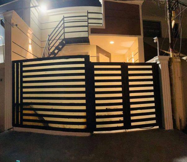 السلام عليكم بيت ١٠٠ متر طابق واحد استقبال ومطبخ حولي وخدمات غرفة نوم وحدة بحي الجزيرة قريب ثالث فرع
عن الشارع ملك صرف زراعي سند ٢٥ سعره ١١٥ 
***********
