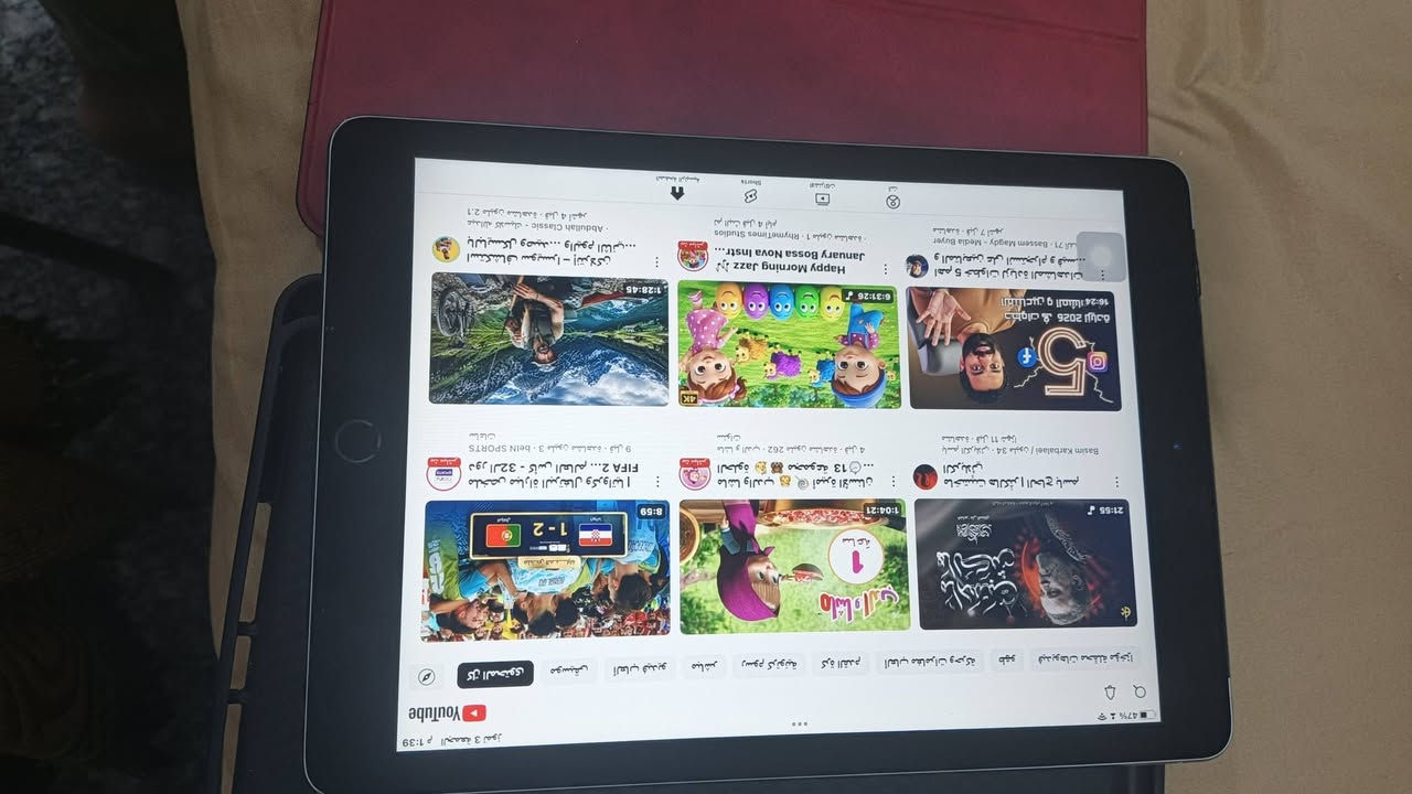 🔥 للبيع – iPad Air 2 (نسخة الشريحة) 64GB 🔥
📱 المواصفات: ✅ سعة تخزين: 64GB
✅ يدعم شريحة اتصال (Nano SIM) + Wi-Fi
✅ شاشة Retina قياس 9.7 إنش بدقة عالية
✅ معالج Apple A8X سريع وسلس
✅ بصمة Touch ID
✅ كاميرا خلفية 8MP
✅ كاميرا أمامية FaceTime HD
✅ بطارية ممتازة للاستخدام اليومي
✅ مناسب للدراسة، التصفح، مشاهدة الفيديو، والاجتماعات أونلاين.
📦 الجهاز نظيف وجاهز للاستخدام.
سعر 130 ا ألف 
***********
