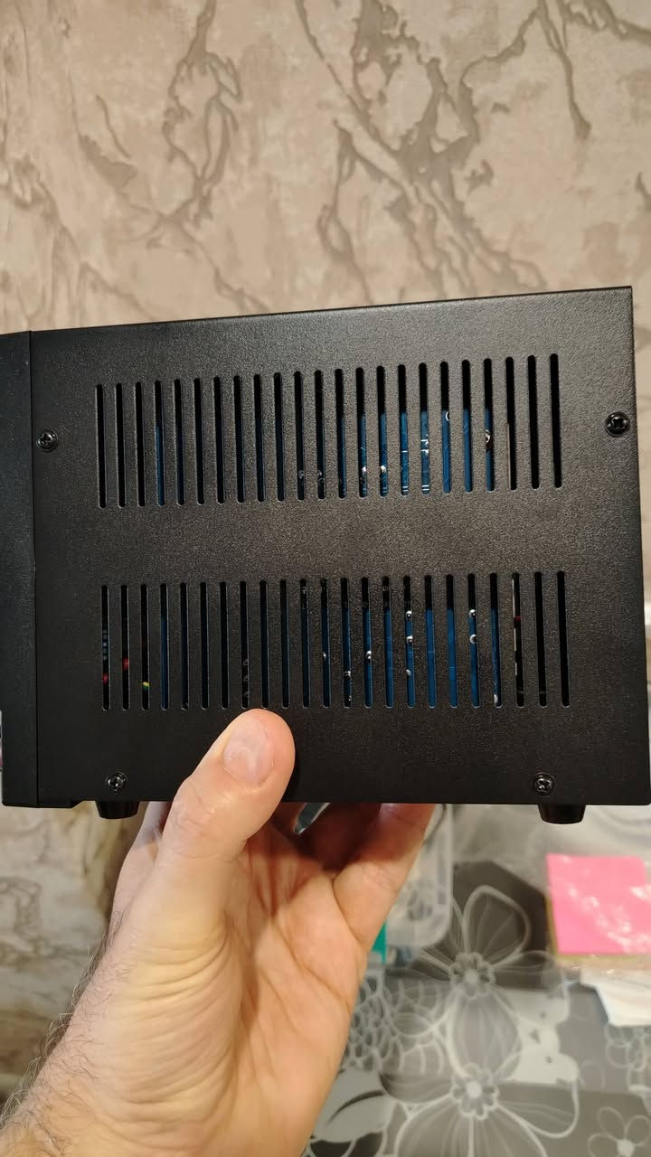 Power supply 30V 10A
الجهاز  هو مزود طاقة مستمر متغير (Variable DC Power Supply) من شركة NANKADF / WANPTEK ويحمل الطراز DPS3010U.يُستخدم هذا الجهاز بشكل أساسي في مختبرات الإلكترونيات، وورش صيانة الهواتف والكمبيوتر، واختبار الأجهزة، وشحن البطاريات؛ حيث يتيح لك التحكم الدقيق في الجهد والتيار الخارجين.الميزات والمواصفات الرئيسية للجهاز:القدرة القصوى للجهد والتيار: يمنحك جهداً قابلاً للتعديل من 0 إلى 30 فولت، وتياراً من 0 إلى 10 أمبير، بقدرة إجمالية تصل إلى 300 واط.شاشات العرض الرقمية: يحتوي على ثلاث شاشات LED منفصلة لعرض القيم اللحظية بدقة لـ:الجهد بالفولت (V).التيار بالأمبير (A).القدرة المستهلكة بالواط (W).مفاتيح التعديل الخشن والدقيق: يحتوي على 4 مفاتيح دائرية (انكودر) لضبط القيم بسهولة:V-COARSE و V-FINE: لضبط الجهد بشكل سريع (خشن) وثم ضبطه بدقة عالية.A-COARSE و A-FINE: لضبط حد التيار بشكل سريع وثم بدقة عالية.ميزة حماية التيار الزائد (OCP): يحتوي على زر خاص بوضع C.C / OCP، والذي يفصل الطاقة أو يطلق إنذاراً عند حدوث تماس كهربائي (شورت) لحماية الأجهزة من التلف.منافذ شحن سريعة الملحقة: يوفر منفذ USB-A باللون البرتقالي ومنفذ Type-C في الواجهة الأمامية لشحن الهواتف والأجهزة الذكية مباشرة.أقطاب المخرجات: يحتوي في الأسفل على منفذ سالب (أسود)، ومنفذ موجب (أحمر)، وبينهما منفذ التأريض الأرضي (أخضر)

السعر 75 الف


**إذا كنت صاحب هذا الإعلان وتريد حذفه لأي سبب، رجاءا أرسل رسالة إلى الدعم الفني**