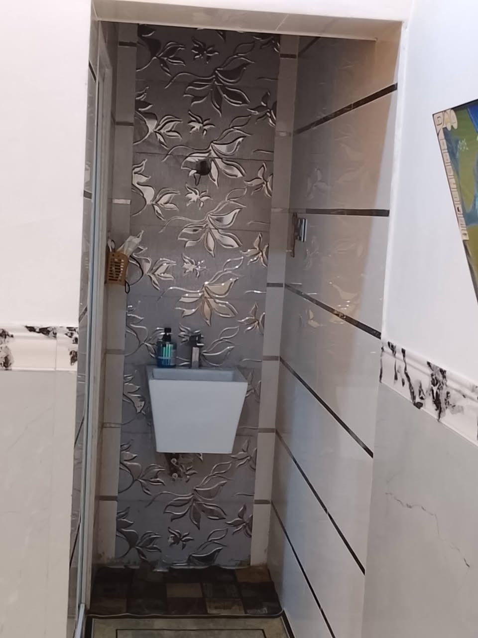 بسم الله الرحمن الرحيم 
عقارات ابو مصطفى العبودي 
دار للبيع حي العسكري منطقة ل 4000 مقابل اسواق #ادم 
#المساحه 200متر
 طابق واحد بناء جديد 2026 مال چناي
يحتوي ع غرفه نوم عدد 2 صاله استقبال مطبخ صحيات داخليه وخارجيه حديقه طارمه 
بناء درجة اولى مال جناي 
للستفسار مراجعه عقارات ابو مصطفى العبودي 
#موقع المكتب حي المكرمه شارع الطاقه بجانب مطعم سيد سعد 
*********** مصطفى العبودي
