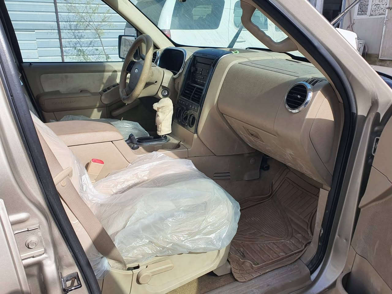 للبيع فورد اكسبلور موديل ٢٠١٠ ادوات ادوات
وارد خليجي مكفوله ضربه وتبديل 
وصبغ كفاله عامه ع وضع شركه 
سياره جديده كلش ٧ راكب داخل 
تبريد 3 قطع ثلج 
مكينه 4000 وكير وحداديه وتبريد 
مكفولات شرط وتخم تاير جديد 
منظومه زنون السعر 65 
عنوان البصرة الاستفسار الاتصال ع رقم ***********
