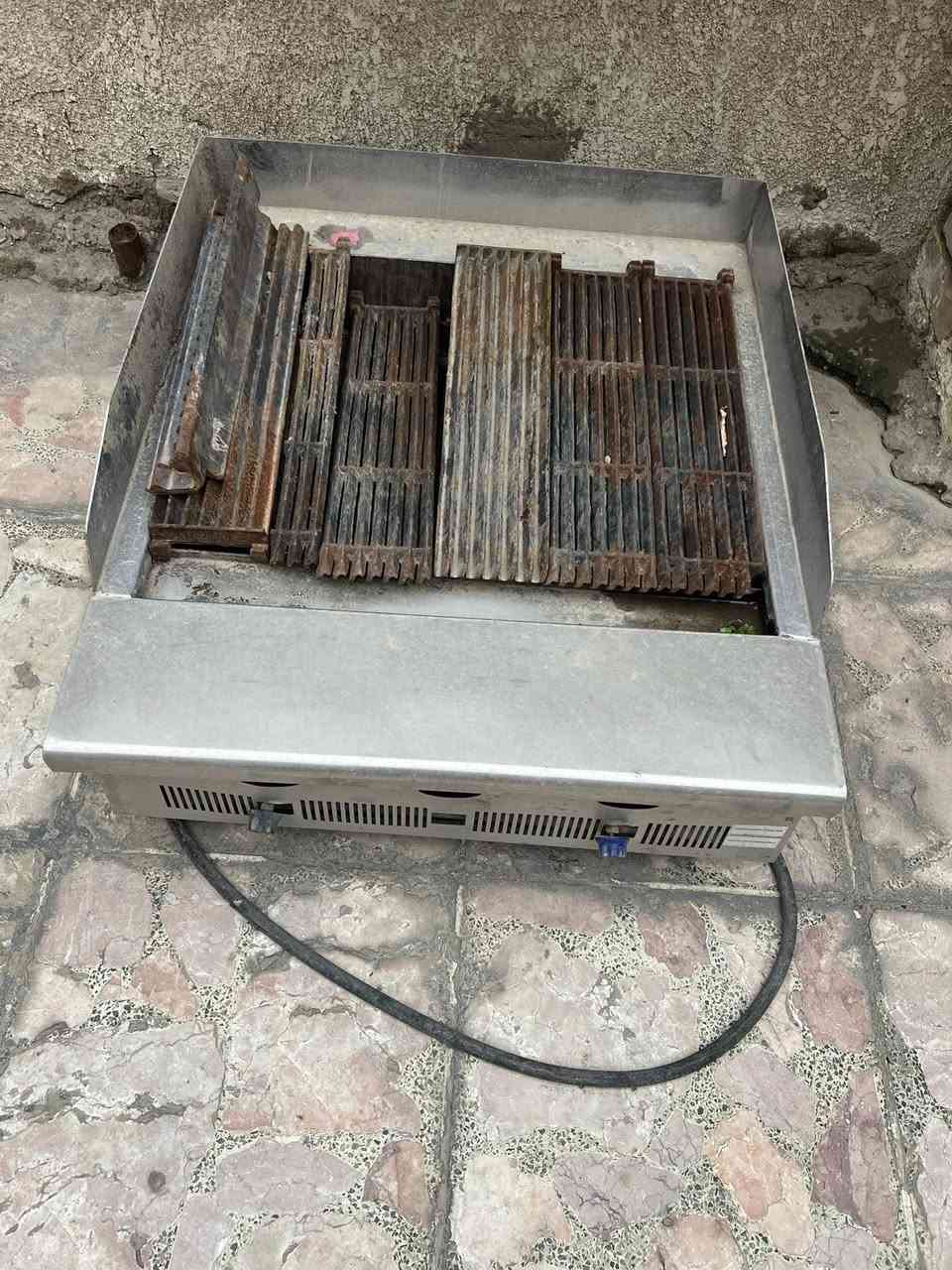 شوايه بركر نضيفه مسخدمه قليل
الاسكان شارع مستشفى الطفل 
السعر ٢٢٥ وبيه مجال قليل 
التصال : ***********
