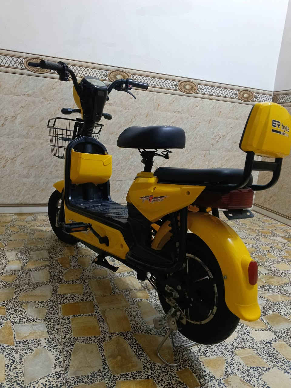 باسكل شحن اخو الجديد بس بطاريات هابطه لئن متروك سعره 250 وبي مجال ***********
