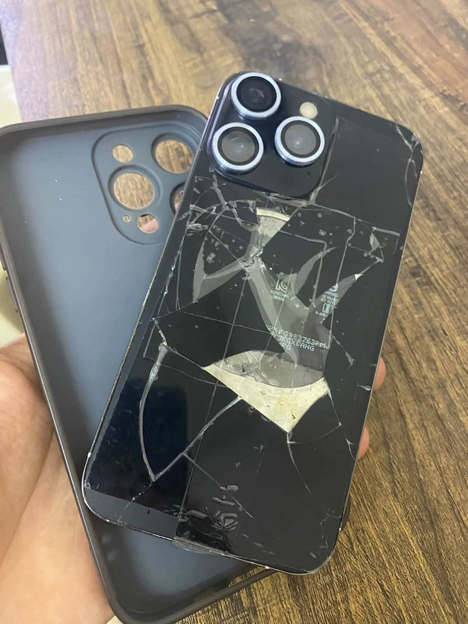 للبيع أو للمراوس: iPhone XR (محول لهيكل 13 Pro)
الذاكرة: 64GB.
 الحالة: الجهاز شغال نورمال 100%، والفيس آيدي (Face ID) شغال وبحالة ممتازة.
 البطارية: تم تبديلها ببطارية جديدة (أداء ممتاز).
 الشاشة والاطارات: الجهاز نظيف جداً من الأمام ومن الجوانب.
 ملاحظة خارجية: يوجد كسر (فطر) في الظهر، لكن عند وضع "الكفر" (الغلاف) لا يظهر أي شيء نهائياً والجهاز يبدو كالجديد.
 الملحقات: يجي معاه كفرين؛ واحد بحالة ممتازة والآخر مستهلك، وشاحن عادي (غير أصلي).
السعر: 175الف دينار (بي مجال بسيط للطيبين).
المكان: الموصل.
للتواصل أو الاستفسار يرجى مرسله واتساب ***********
