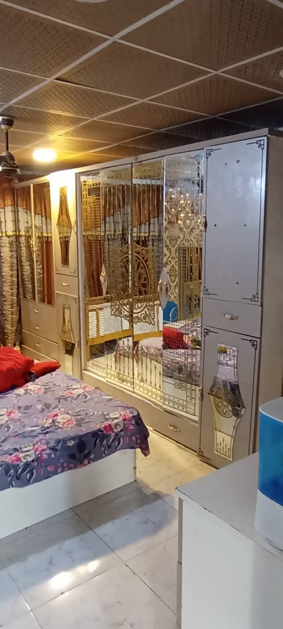 السلام عليكم شلعه أغراض بيت للبيع كلهن شغالات سبب البيع إنتقال من البيت ما ابيع قطعه وقطعتين أبيع شلع ورجاء المندوبات لحد تدخلي سعر الغرفة 700 وبيها مجال بسيط10 قطع نقصها جامة وسجج سبلت طن عدد 2 شغال تدفئة وتبريد واحد 300 واحد 250 كاروك سعره40 وبي مجال من عمر سنة إلى 5 مبردة 100 صوبة كهربائية عدد2 ب25 مبخرة عطر ب10 قانصة بگ نقص فقط شمعه شغالات عدد2 ب20 رافعه فولتية 20 أمبير ب60  المكان كربلاء حي العامل  للاستفسار الرقم ***********
