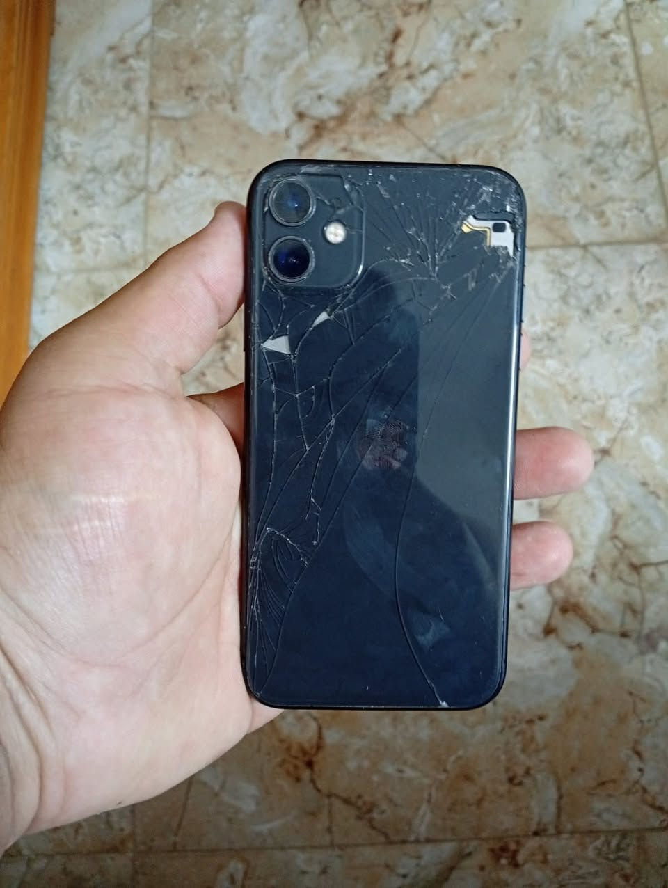 سلام عليكم آيفون 11 عادي جهاز بعده وتر
ذاكره ١٢٨ 
بطاريه ٧٧ 
دبل خط 
لون اسود 
فقط ضهر مكسور 
العنوان رمادي 
***********
سعر ٢١٥ بي مجال

