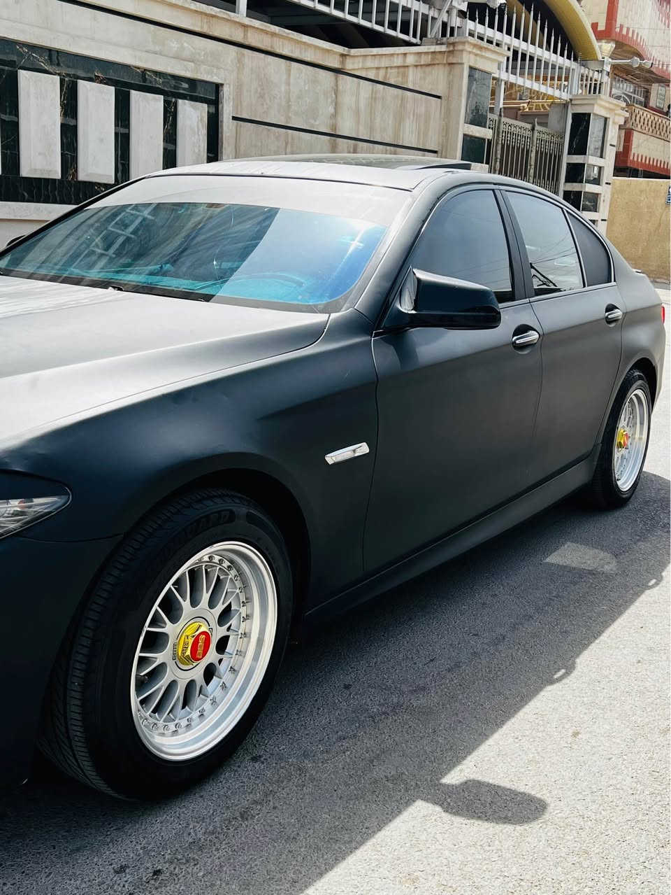 سلام عليكم للبيع BMW f10 موديل 2011 حجم 528 فول مواصفات السياره جاهزه كير مكينه صدر امامي خلفي خير من الله السياره بدون حادث بس بيه صبغ قبق الجنطه وجتف من البنيد والسياره من تشوفه احلى من الصور مغلفه اسود طافي رقم بغداد دولي بسمي السعر 158 وبيه مجال عنوان بغداد اتصل *********** بغداد, العراق
