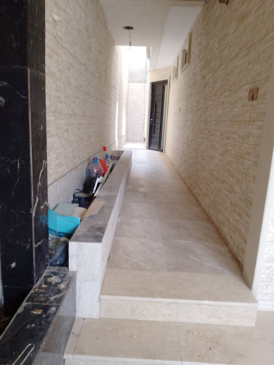 دار للبيع في حي النور قرب جامع احمد بن حنبل.. المساحه ١١٠ متر واجهه ٥ 
   (( يتكون من ثلاث طوابق ))
ط١  كراج وغرفة استقبال كبيره ومطبخ

ط٢  استقبال وهول داخلي ومطبخ مع صحيات وبلكونه كبيره 

ط٣ ثلاث غرف نوم مع صحيات

الدار يقع على شارع عريض ١٢ متر 
الدار سند طابو الزهور 
بناء حديث والمكاتبه مع صاحب العقار الشرعي
للاستفسار الاتصال على ارقام المكتب 
***********
***********
او مراجعة المكتب موصل حي النور سايدين دانيه ماركت قبل جامع ام المؤمنين عائشه مقابل صيدلة الكوثر ..
