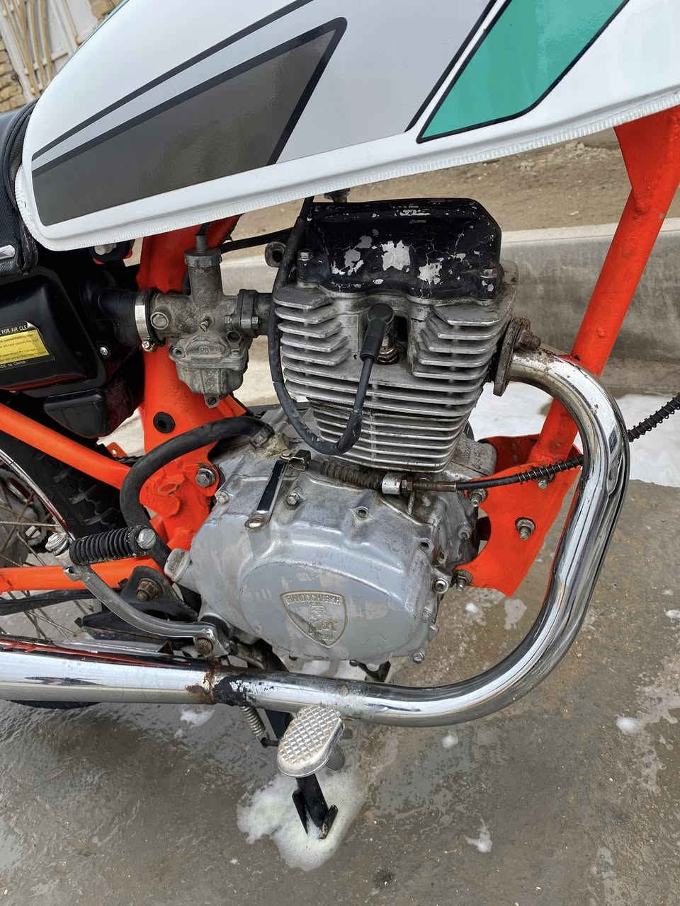 السلام عليكم دراجه لبيع شاصي مكفول تايرات وياله جدد مكينه مفتوحه وهسه حالين خشنه عوزه تفيلس ب200وبيه مجال قليل كلش 
مكاني الاسكان الصناعي 
***********
