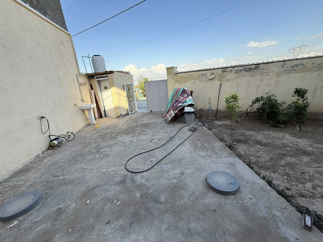 بيت للبيع طابو زراعي سند 25 المساحة 300م بستان بشار قرب بيت فرهود الشارع العريض اربع غرف نوم وستقبال وهول 15 م ترك جانبي وخلفي  بيع او مراوس بنفس المنطقة السعر 180 وبي مجال 
للستفسار 
*********** 
مكتب الجود للعقار
