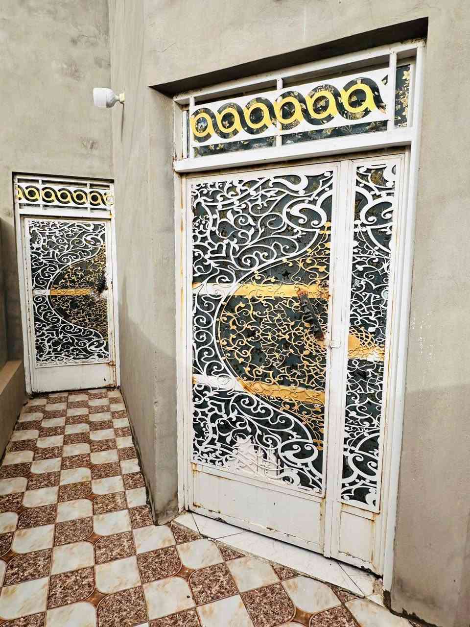 سلام عليكم للبيع مساحه100متر 5×20 بناء حديث .العنوان التقيه الثالثه قرب اسواق كركوك .لاتصال ***********

