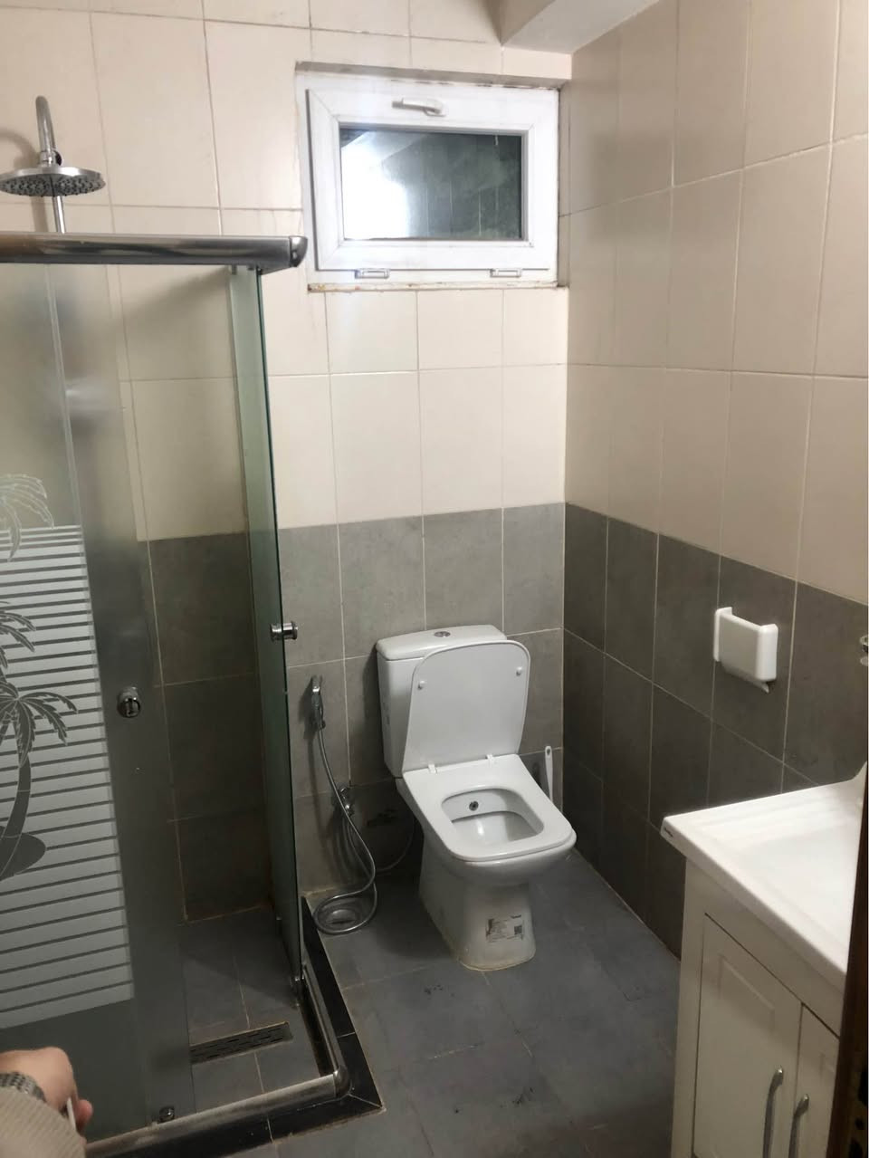 شقة في مجمع ابن فرناس السكني التاجيات قرب المرور
طابق ارضي
مساحة ١٤٢ م
غرفتين نوم كبار، مطبخ،استقبال، غرفة معيشة، حمام عدد ٢، مخزن
مطبخ موثث شركة القند يحتوي طباخ وفرن وغسالة ملابس
سبالت عدد ٢
سعر الايجار قفل ٦٠٠ الف + خدمات ٧٠ الف
للاستفسار *********** الفارس, صلاح الدين
