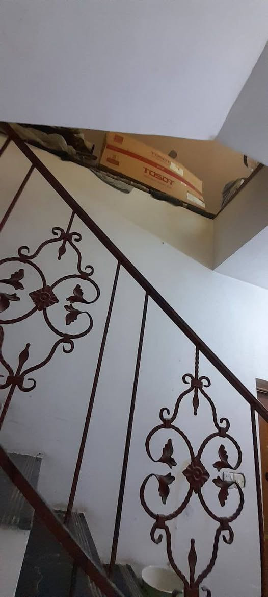 السلام عليكم بيت للبيع 50 متر الخطيب الزراعي طابقين ونص الطابق الثاني غرفتين والطابق الأول هول وغرفة ومطبخ وصحيات فوك وجوة للإستفسار الاتصال *********** سعر 85وبي مجال
