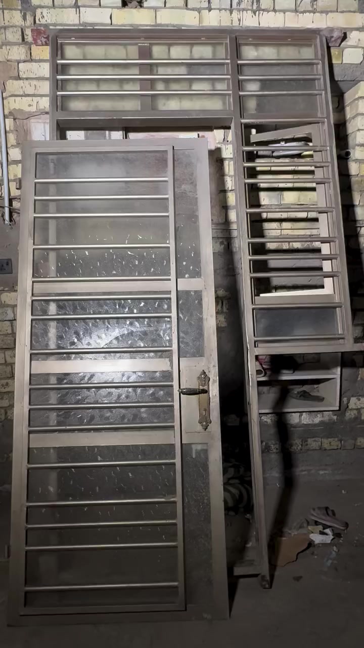 للبيع باب مع شباك وباب وحدة عمل تزكام***********
