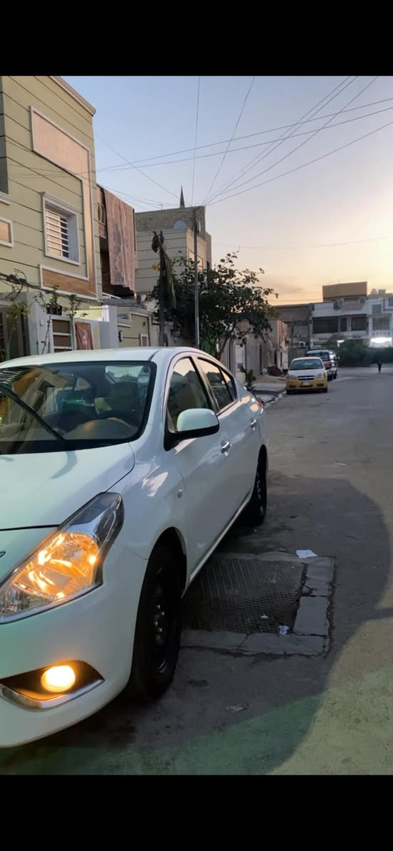نيسان صني هندي موديل ٢٤ ماشيه ٦٥ مبدل جاملغ بلادي مال وكاله و الباب نفس ما موضح بصوره عنواني بغداد الشعله السعر ١٢٢ ورقه وبيها مجال حك الجيه كير محرك مكفول تبريد شغال مكفول تايرات جدد صارلهن شهر سياره جاهزه من كلشي 
 ***********

