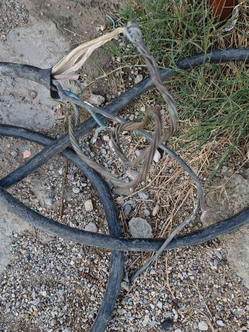 واير ضفيره 
واحد فافون اربعه في 90 تركي (٤*٩٠)طوله 52 متر 
واحد صفر ابو ال16 ثري فيز يعني اربع خطوط (٤*١٦)طوله 50 متر ا
المكان قضاء الحي حي العصري قرب بيت المحافظ 
للاستفسار ***********
