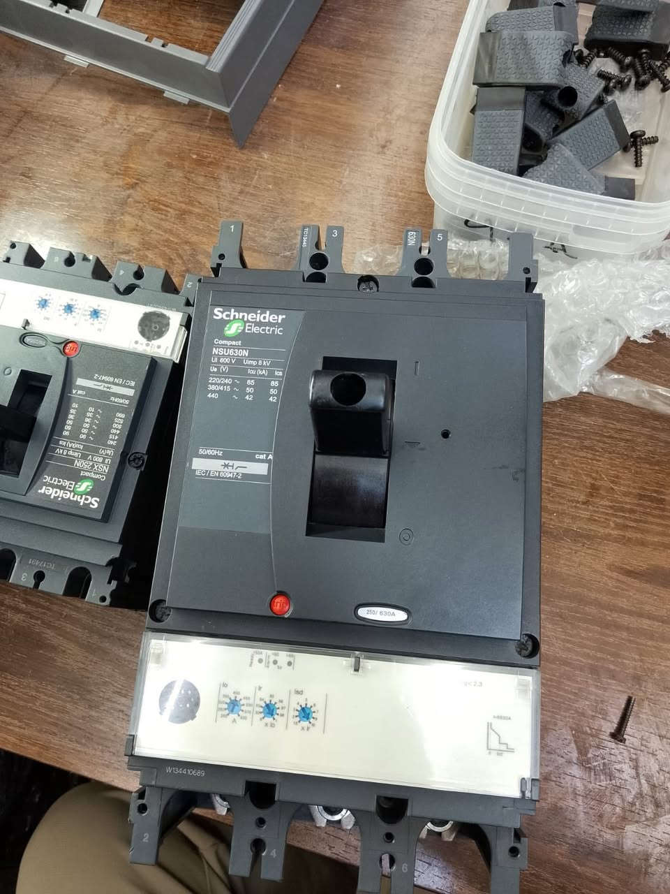 يتوفر جيمع أنواع القواطع والجنجات والكونتكترات وال لوحات الكهربائيه ***********
