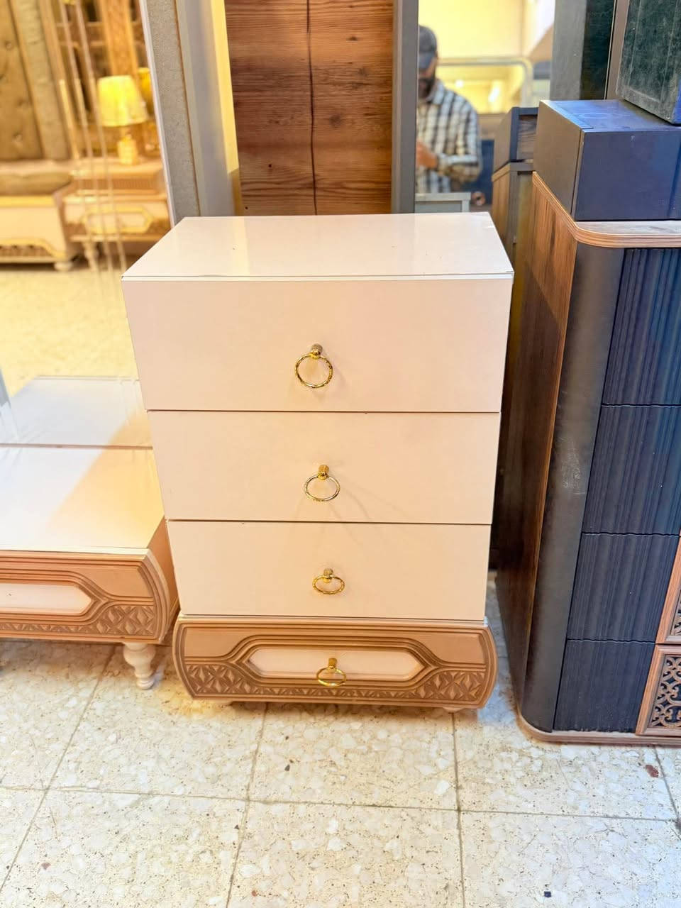 ✨ غرفة تركي مودرن اصلي 9 قطع ✨
نظام أبواب 
سرير مخزن عملي
 ضهر بلوك
 جام مضلل أنيق
 قماش وتر بروف أصلي
✨ نظافه 90/💯
 شد ونقل مجاني داخل بغداد
 توصيل للمحافظات بكروه
*********** واتس اب
