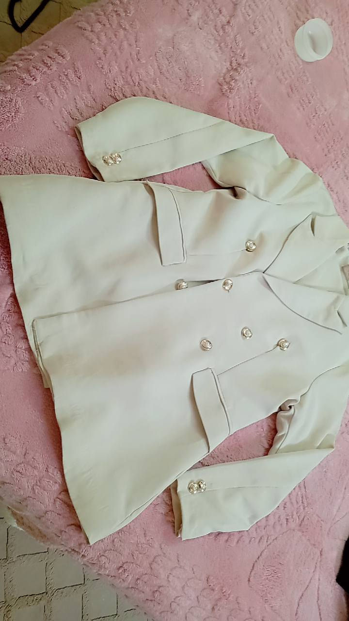 السلام عليكم بنات قاط رسمي للبيع داخل بسمايه لونه اوف وايت يجنن امانه الله ورسوله نظيف وخامه حلوه ملبوس مرتين والله قياس 48 ويلبس قياس 46 هم السعر 25 الي يحب يشتري يدخل على الخاص


**إذا كنت صاحب هذا الإعلان وتريد حذفه لأي سبب، رجاءا أرسل رسالة إلى الدعم الفني**