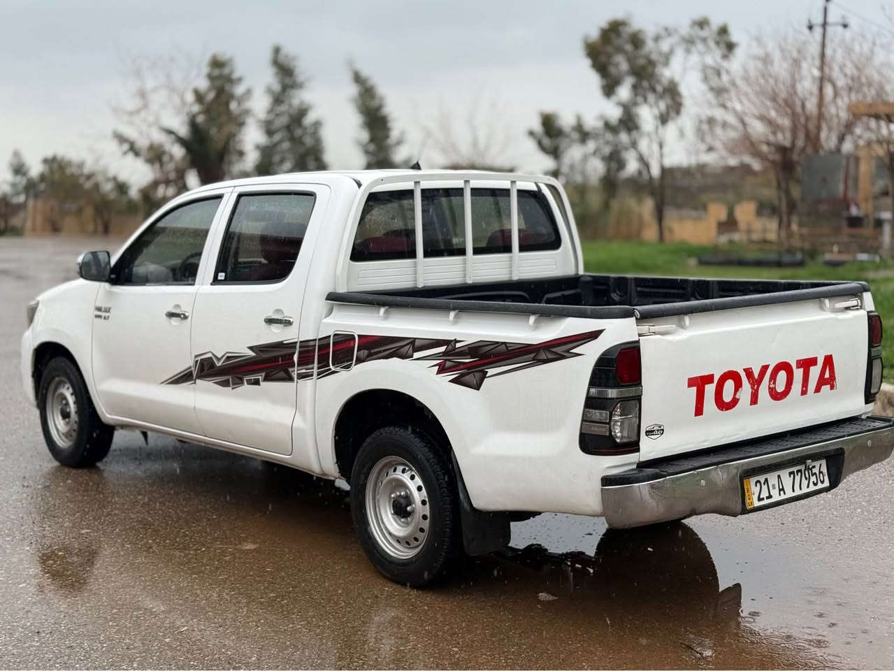 تةنها ١٤٣ وةرةقة 😱 خوار هةموو بازار 

مةرزية ٢٠١٢ پارچة رةشة بؤدي و سةقف و شان هيچي پيوة نيية پيشي لاي سةكني جةمپيكي هةية دوو بست ناوي گرتووة گيرو مةكينةي بةشةرتة سةنةوي و رةقةمي نويية
٤ تاية و ويلي نويي لة بنه سةيارةكة زور توند و بةندة و هةموو گياني بةشةرتة 

سعري// ١٤٣ وةرةقة
شوين// كؤية
***********
*********** كويسينجاك, أربيل
