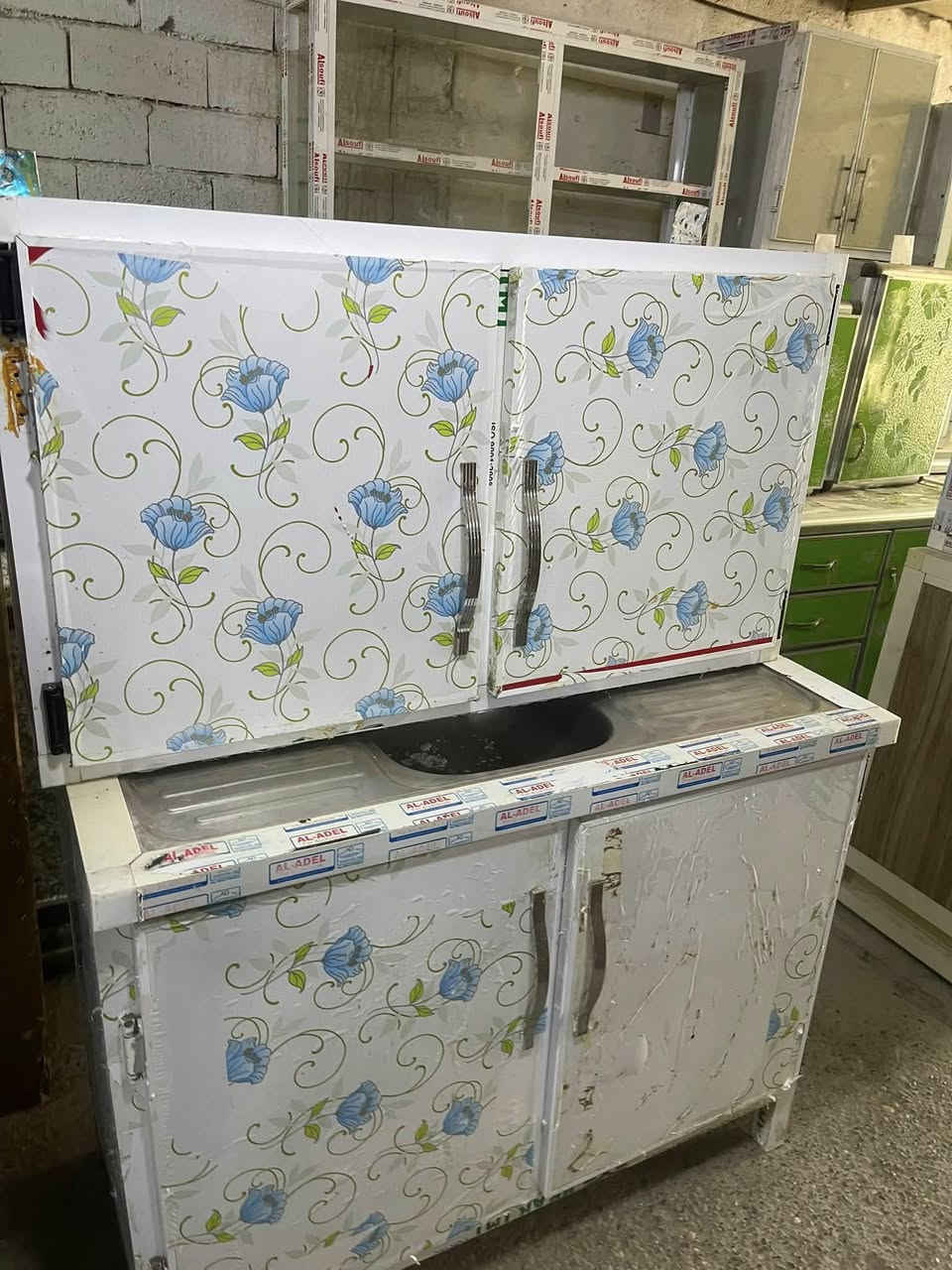 كاونترات للبيع 
توصيل موجود داخل بغداد 
***********
