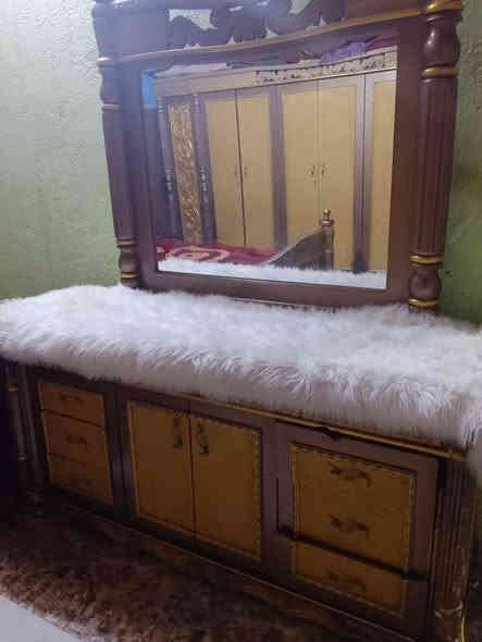 غرفة النوم للبيع بصره حي شرطة مقبل الطاك السعر500وبيه مجال ***********
