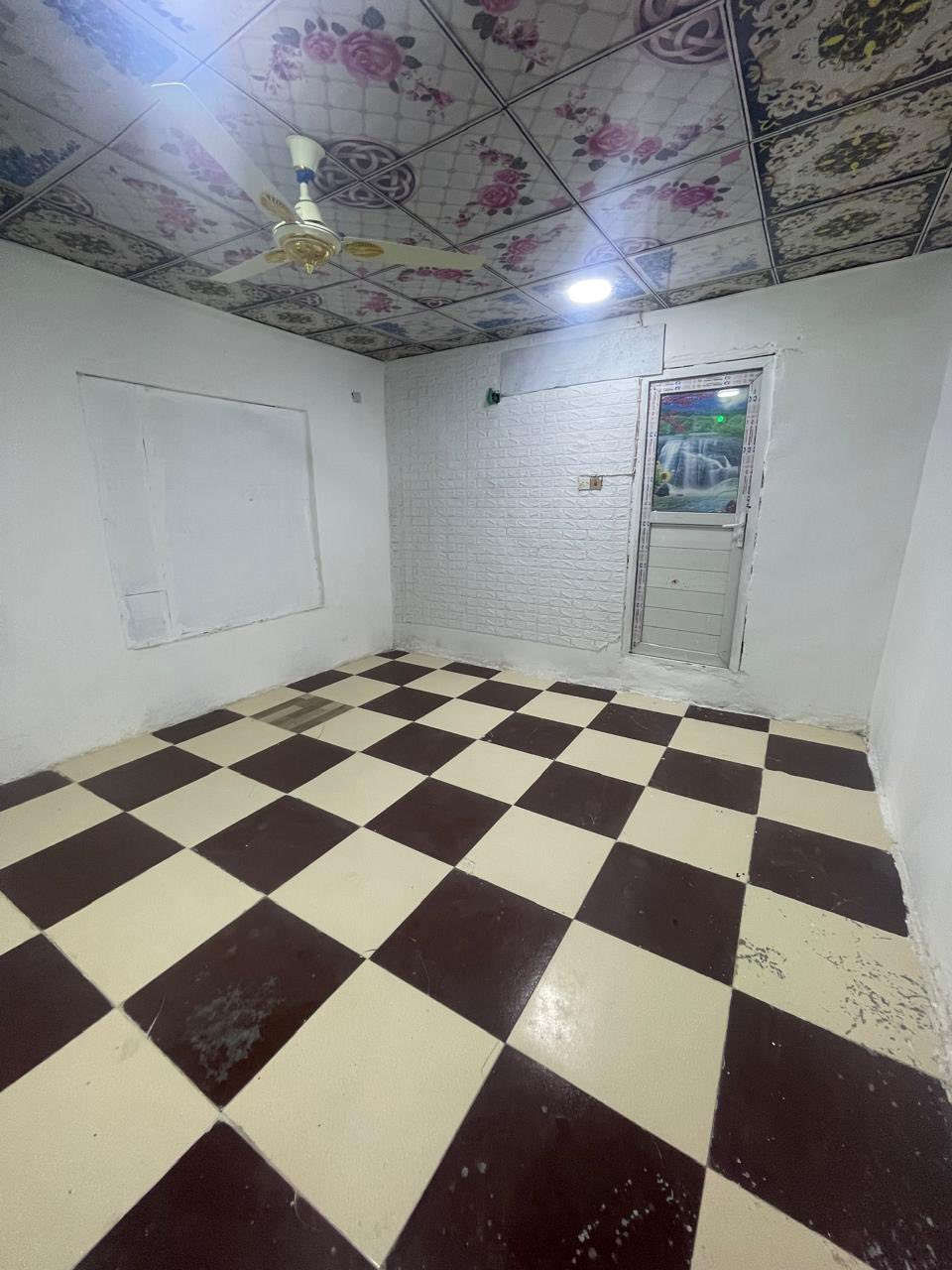 بيت للإيجار بالحيانيه الطاك الشارع العام
طابق اول وثاني الطابق الاول يحتوي غرفتين
 واستقبال وصاله ومطبخ وصحيات الطابق الثاني
 غرفه وصحيات وهول الايجار 400 قفل شامل
 الكهرباء والماء للاستفسار : (***********)
