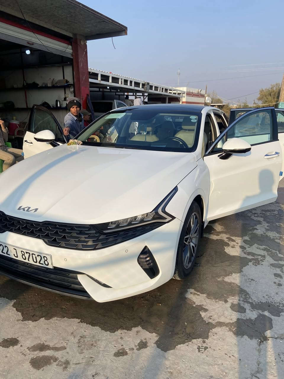 السلام عليكم للبيع k5 2023 خليجي
محرك 2500
فول فوووول مواصفات 1/1
ماشية 47 الف حقيقي 
مكفولة كفالة عامه عدا بارد بالجاملغ الايمن بسيط 
سقف بانوراما 
بصمه تشغيل وابواب وصندوق 
‏تشغيل عن بعد 
‏كشنات كهرباء ￼تدفئه ￼
لد امامي وخلفي 
ويل كـاب كروم 
حساسات 
كامره وشاشه 
رقم اربيل بإسمي تحويل مباشر ثاني يوم او وكاله 
سيارة جديده بحاله الزيرووو وبل عافيه ع الياخذها 
مكان السيارة بغداد / اليرموك
السعر 230وبيه مجال 
للأستفسار ***********
