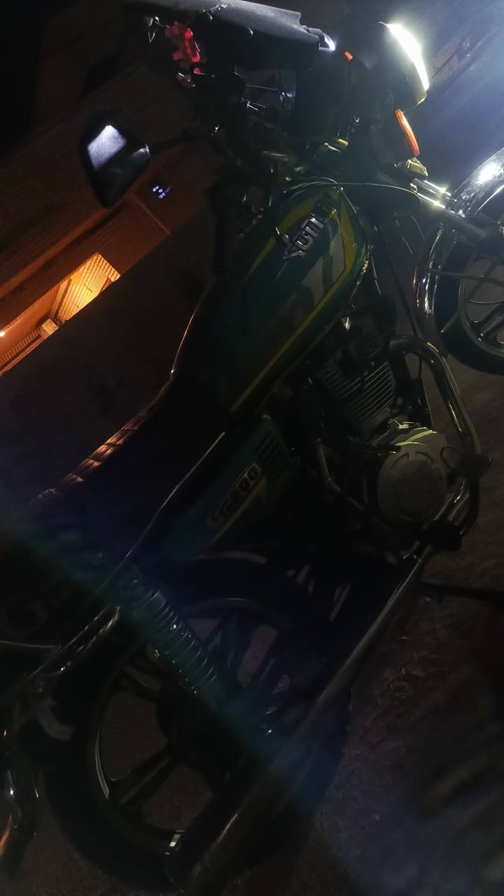 سلام عليكم دراجه ايراني 5 كير cc200
نظيفه رايدها ب 650 وبيها مجال  للناس الطيبه 

+شاشه عطلانه + دبلات يريدلها تبديل  كهربائيات كلها شغاله  مكاني السيديه  تجي وتشلع عيوني رقمي واتساب بي ***********
