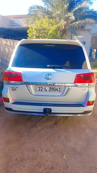 لاندكروز الكزز مديل 2016  ٠٠ 8 سلندر  باقي تفاصيل تصال رقم 07804714045