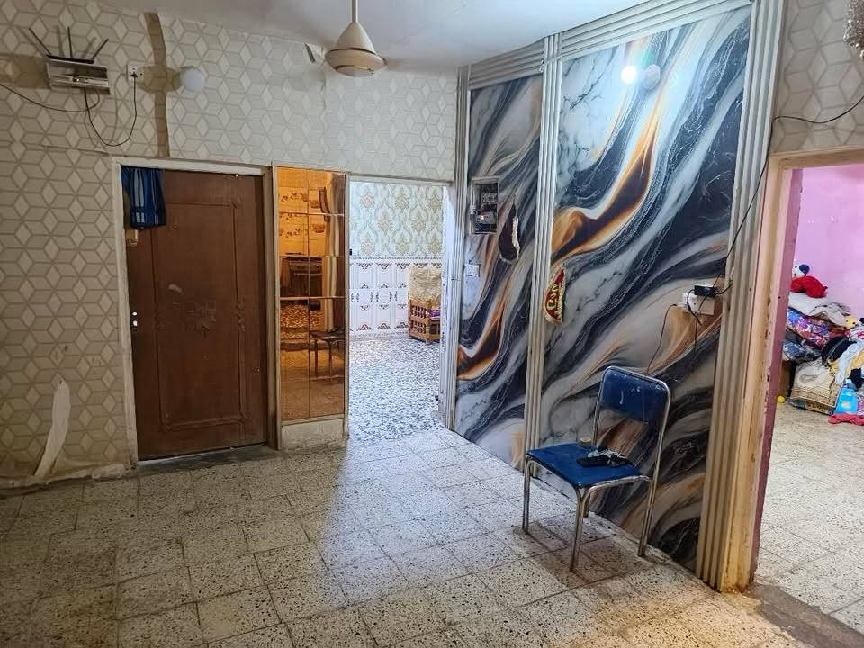 السلام عليكم بيت في الزعفرانيه باب الزراعه طابق و ونص الفوك بيت كامل غرفه و حمام مشترك و مطبخ ودرج خارجي وغرفه ثانيه / جوه 3 غرف و استقبل صاله مطبخ مخزن حمام / تواليت خارجي طرمه كبيره مساحة البيت 200 متر ب60 وبي مجال واتساب موجود ***********

