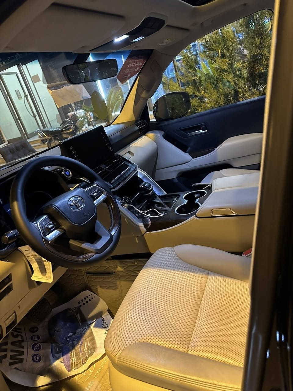 تويوتا لاند كروز  _ 2023 _
سياره مواصفات جيهان
 سياره (2) كوشنات كهرباي (٣) دگم
سياره (8) ايرباكات _ (٣ ) شاشات
سياره مكفول كفاله عامه   
محرك (6) سلندر  
بدون صبغ .. بدون بارد .. بدون شخوط 
بدون حالوب .. بدون رمل مكفوله كفاله 
سياره ماشاالله 
سياره ماشيه 37،000 الف كيلو حقيقي
 محرك (V6) بدون تيربو (GXR)
سياره حيل جديدة كلشي علي بلادي لوك

مواصفات
(بصمه + الانزلاق + كشن جلد  + ثلاجه + زينون + هواء مزدوج + فتحه ..
تشغيل عن بعد +  باب 4 بصمه + باب خلفي كهرباي )

نظافه  ١٠٠٪ كامل سيرفس بدون نقص و مصرف

سياره مال بيت أي نقص مابيها
السعر (68،000$) 

سنويه جديد 

رقم / ‭0770 222 8151‬
