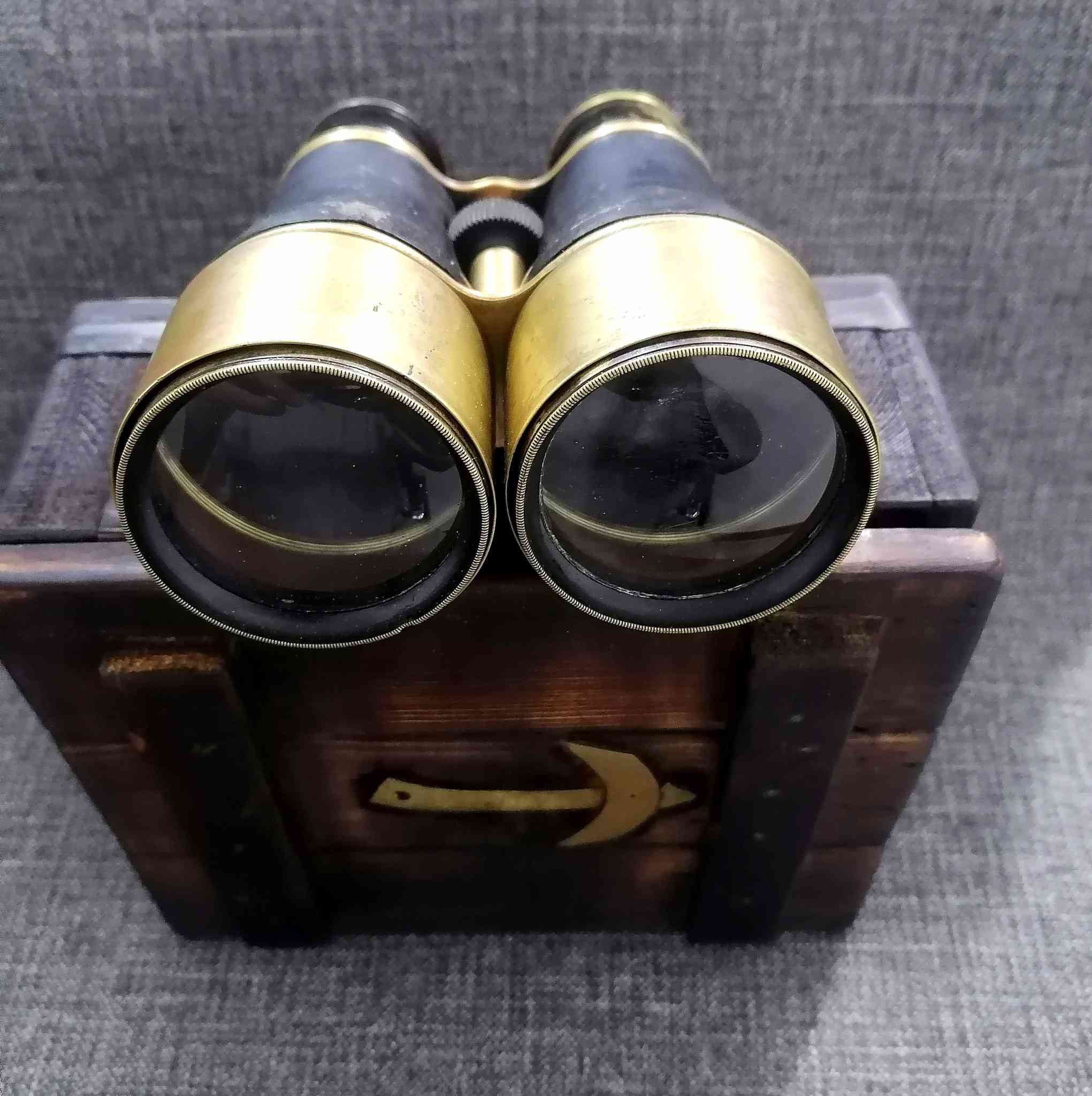 من نوادر الحرب العالمية الاولى ناضور نحاس مقابض جلد طبيعي عمرة اكثر من ١٠٠ عام   للقوات البحرية البريطانية داخل علبة خشب يعمل بشكل ممتاز بدون اي ضرر يتوفر توصيل الى كافة المحافضات يوجد مقطع فيديو لناضور *********** وتساب
