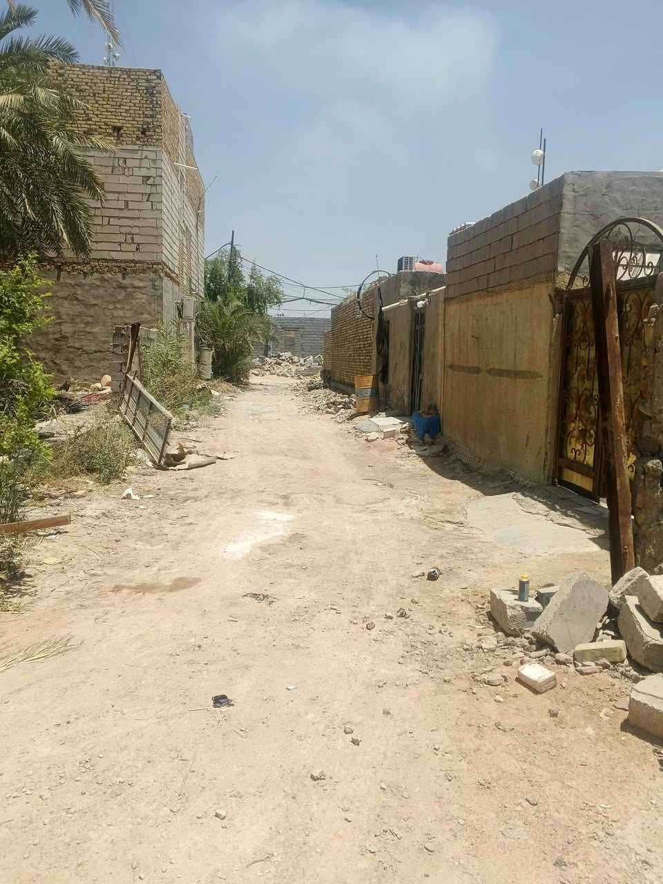 سلام عليكم عرصه للبيع مقابل الجسر الخضر شارع الصب يم مول المزرعه 100متر سعره 14 وبيه مجال نزال العرصه 18 عرض 5ونص تقريبا ***********
