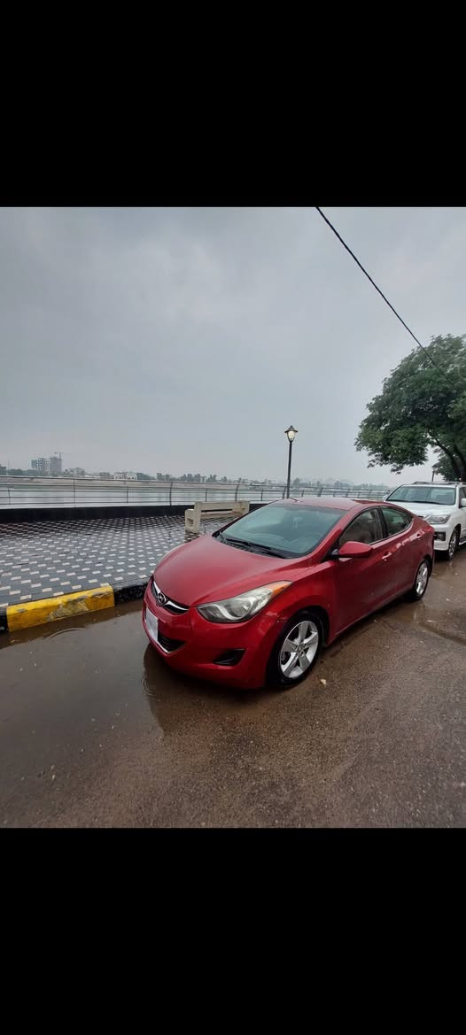 شلونهم الشباب الطيبة 
اخوتي يرحم والديكم فقط الشراي يتواصل ويايه ماابيع لا اقساط ولا دفعة مقدمة 
---
🚗 **للبيع: هيونداي إلنترا موديل 2013** 🇺🇸
✨ **المواصفات:**
- كير أوتوماتيك at (ما مفتوح)
- محرك بحالة جيدة جداً (ما مفتوح)
- ماشي ٤٩ الف (أصلي حقيقي) السيارة مطالعة خارج بغداد
- تخم تايرات جديد قبل ٣ اشهر مبدل تخم كامل
- السيارة وارد امريكي حادثها   جاملغ أمامي بدون دواخل (بدون فتح الإرباك، تم تبديل الجاملغ)
- السيارة قطرة صبغ مابيها 
- السيارة نظيفة من ناحية المحرك والكير والتبريد وكلشي بس بيها شخطات بالكشر (كما هو موضح بالصور)
- مزودة بكروس سرعة
- 5 ويل كب
- السيارة مال ورثة وبيها وكالة كل الورثة لاخوية تجي بيوم واحد تحولها باسمك وتتوكل ع الله 
- السيارة مبدله جديد بلكات نوزلات فلتر هوا دهن الكير دهن المحرك 
- السيارة دبلاتها تعبانة تحتاج تبديل
- مصفرة هيئة وغرامات 
- رقم بغداد الجديد الارقام تستلمها بالتحويل

السعر : ٨٦ ورقة وبيها مجال بسيط

شباب السيارة مابيها اي حادث بالعراق بس السيارة مطخطخة من كل الجهات بسبب الوالد الله يرحمه جان رجال جبير من العمر .

📞 **للتواصل، يرجى مراسلتي على الخاص .**
او التواصل على الرقم الاتي : ***********
مكاني بغداد الاعظمية واذا تحب تجي تشوفها اني حاضر
