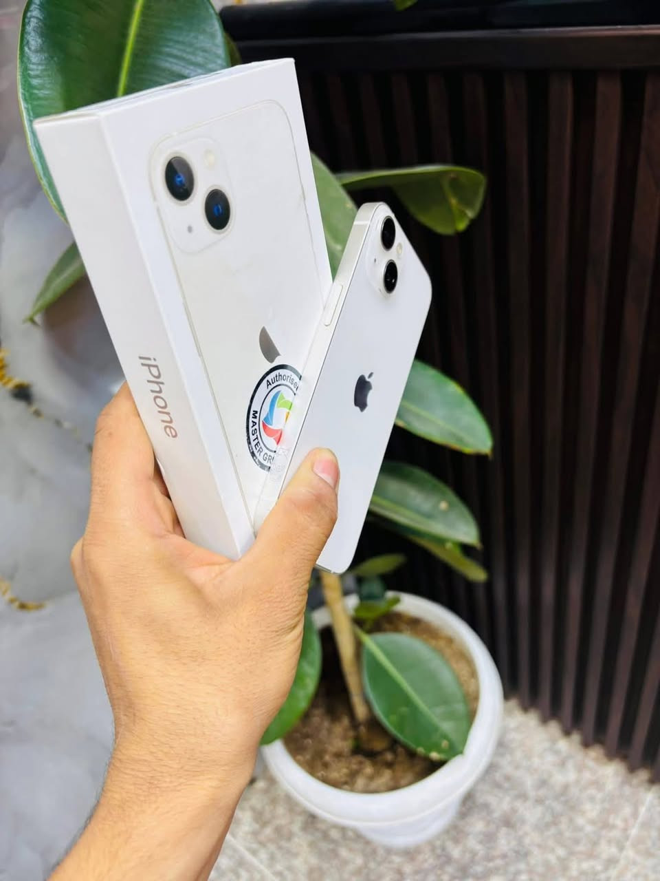 يالله.
ايفون. 13عادي. بلادي وضع الشركه وتر بروف. كامل ملحقاته.  بعده بلضمان. 

ذاكره. 128. 

بطاريه.98. 

نموذج. M. عربي شرق اوسط ماستر. AAA

نضافته. مليار. 

السعر. 475. الف. وبي مجال.

الاستفسار *********** او خاص ♥️
