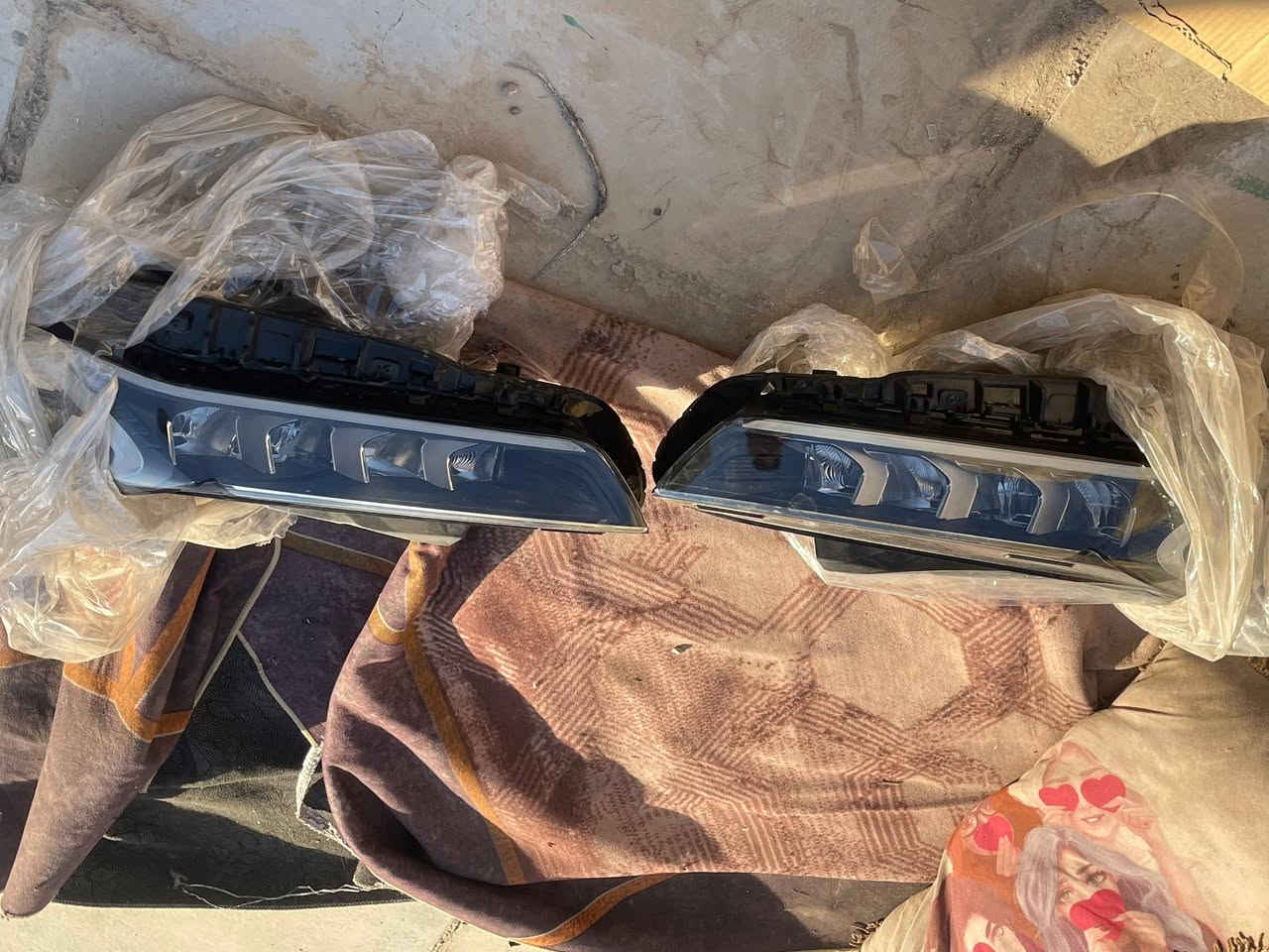 سلام عليكم
لايتات اربع عدسات اصلي تفصيخ امريكي لد برتقالي
وتك ثلث عدسات لد برتقالي امريكي اصلي
بعدهم. لك مال موديل 24  لحد ل21
***********
