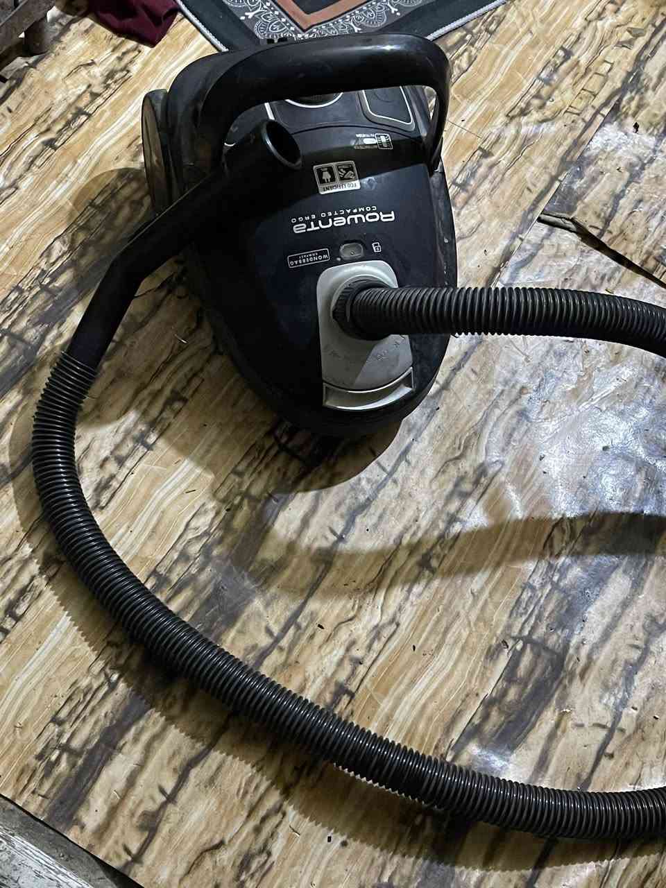 مكنسه كهربائيه للبيع مكاني بصره لقبله متواجد وتساب رقمي ***********
