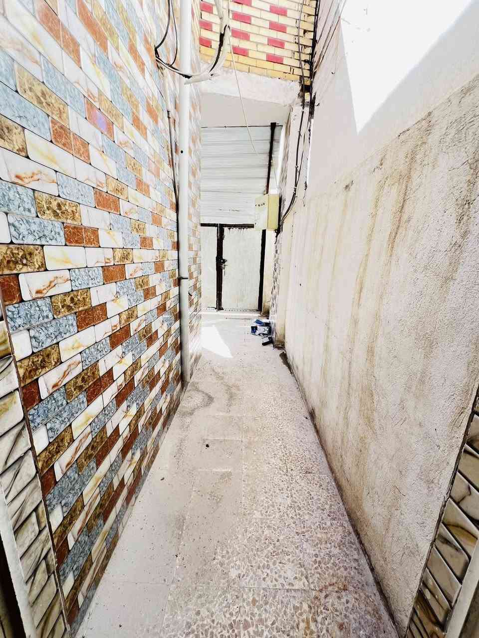 دار للإيجارفي حي ميسان قطاع 22 نضيف جدا جدا يم المجمعات والمدارس والخدمات  المساحه 100 متر يحتوي على غرفه وصاله ومطبخ واستقبال وصحيات داخليه وخارجيه شارع 12 يحتوي على سخان وخزان ماء وواير مولده جاهز البيت الايجار شهريا واصل ماء وكهرباء ب325 غير قابل للنقاش مطلوب عائله لديها موظف للاستفسار الاتصال على الرقم التالي الكوفي للوساطة العقاريه ***********
