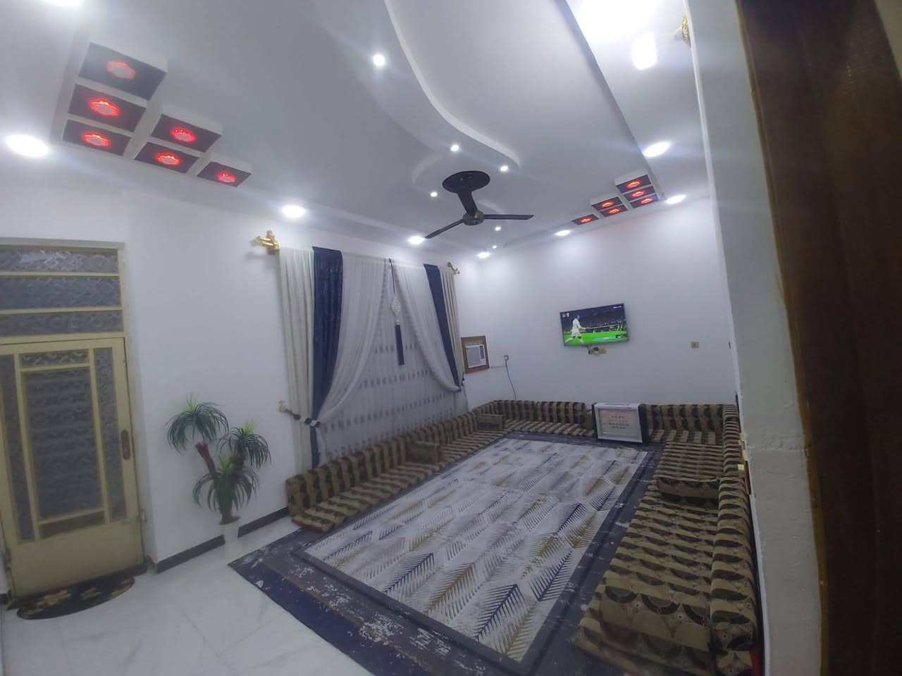 دار للبيع 
الماجدية منطقة سيد جميل شارع عشرين قرب اسواق ناي طابو زراعي عثماني ملك صرف ركن كافة الخدمات بناء حديث شغل كله درجه اولى مساحه ٢٢٠ متر غرفتين نوم وصالة وديوانية ومطبخ وصحيات داخلية وخارجية والطابق الثاني بس الصالة كاملة على طول البيت للاستفسار الاتصال ***********
