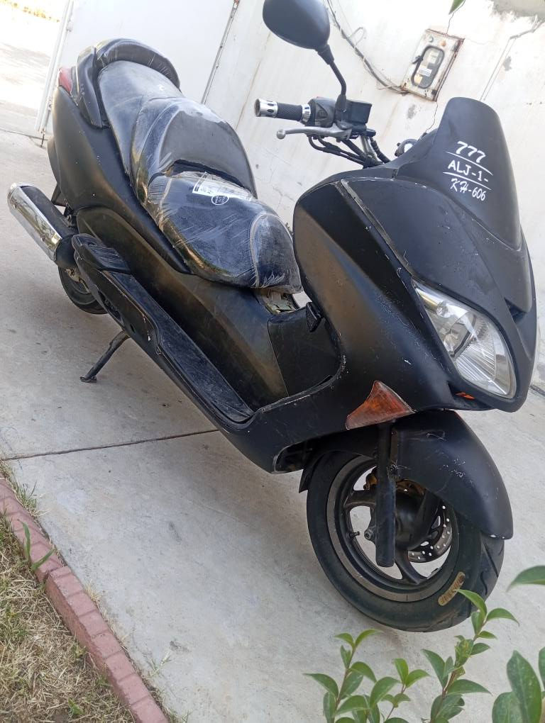 Honda Forza 66000km 
***********
بۆ فرۆشتن شوێن هەولێر نرخی 850 هەزارە 
چەگ عاسەیە گێڕ قەتعە  یەک سویچە  کامل سێرڤسی بۆ کراوە کارەبایات و هەمووشتێکی بەشەرت بێ کێشە مەکینە بێ سەوتە خاوێنە  گێچ قەپات دەکات  بەس بۆیاغەکی جوانی دەوێ کەڤەری تۆزێ تێک چوە باقی بێ کێشەیە گێچ و لایت هەمووشتی مەزبوت پاتری نوێیە. أربيل, العراق
