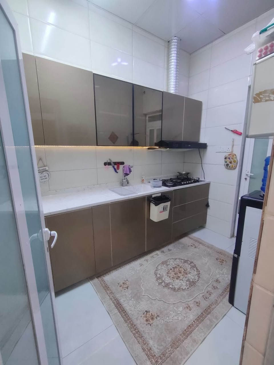 الوصف
بيت ملك صرف للبيع طابق ونصف ، القبلة حي الشهداء ، خلف حسينية حجي فهمي ، مقابل حي النرجس الجديد ..
بناء جديد 2022 ، مساحة الارض 213 متر مربع ، مساحة البناء تقريبا 190 متر مربع..
يحتوي (كراج كبير) ، (الديوان 4 * 5 معزول مع صحياته ) ، (صالة استقبال كبيرة مفتوحة على المطبخ البارد) ، ( مطبخ حار
2 * 3) غرف نوم عدد 2 ( الكبيرة 4.5 * 5) ( الصغيرة 4.5 *
3.5) الغرف وصحياتها وحدها معزولة عن الصالة ، يحتوي في الطابق الاول على بيتونة كبيرة تكدر تستخدمها كمكتب ، وكذلك غرفة كبيرة ، السطح آيزوكام ، الصحيات كلها دفن وعدة خطوط وشغل ممتاز ، الكهرباء كلها دفن وشغل ممتاز ، اعمال البناء كلها درجة اولى من شيش وبلوك واسمنت وغيرها والارضية بورسلان من ايران ، الحمامات تاسيساتها دفن وفيها رفوف دفن .. الجدروان ورق جدران إيطالي اصلي .. تاسيس ماء حلو ، كابينة غاز خارجية .. البيت بي هواي تفاصيل ويطول الشرح ، اليحب يتفضل ويشوف بنفسه ..
السعر المطلوب 240 مليون دينار
للاتصال ، *********** البصرة, العراق
