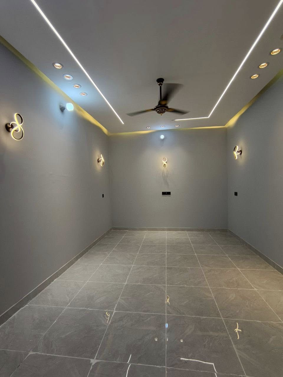 للبيع بيت  🏠 المكان الحمزه الشرقي قرب مركز الشباب خامس بيت عن شارع العام البيت يتكون من براني 6x4 ومطبخ 3x4 غرفة 5x5 نقص باب الغرفة صالة 4x5 وبيتونه مال السطح 4x5 
البيت عكادة بنيان جديد ومرتب بشكل السطح مالته شتاكير حته الصحيات مالته مرتبهن سيراميك وديكور وطارمة ومنور وحمام داخلي وصحيات خراجية البيت ما ناقصة كلشي فذ ملاحضات قليلة  اللاتصال ***********
