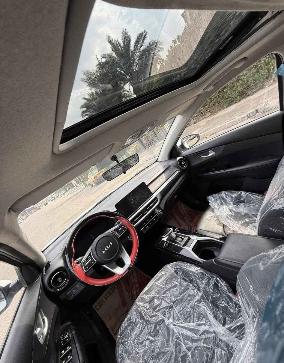 كي3 تجميع صيني موديل 2022 فول مراصفات 1/1 سياره بيها صبغ قبق صندوك وجاملغ بدون اي دواخل ماشيه 40 الف بصمه تشغيل عن بعد شحن لاسلكي فتحة سقف لدات اماميه وخلفيه وباقي المواصفات المعروفه مكان السياره واسط السعر 120 
***********
