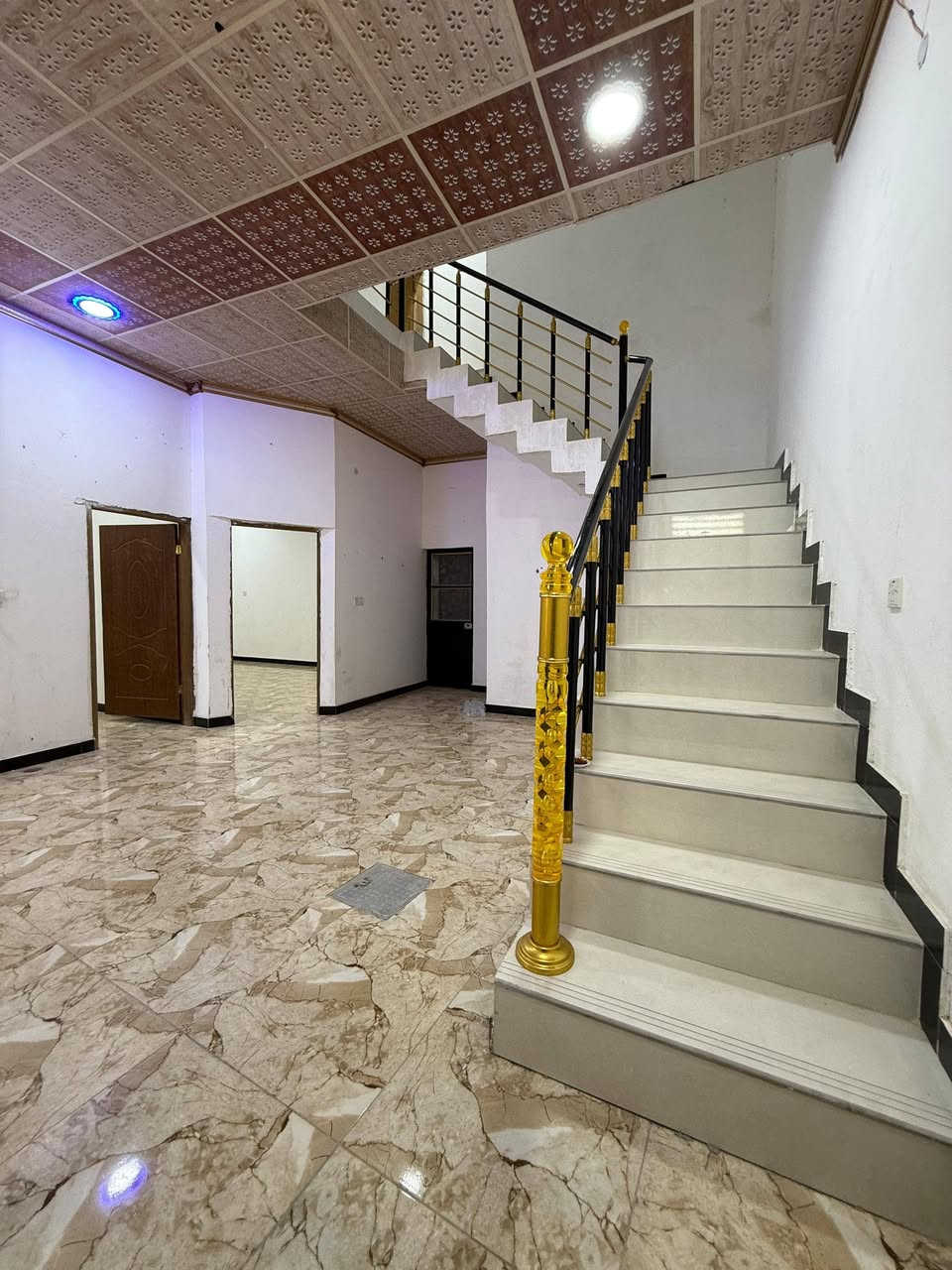 السلام عليكم ورحمة الله وبركاته
دار سكن للبيع طابقين🏚
***********
العنوان أبي الخصيب أبو كوصره
المساحه 120م

بناء شخصي درجه أولى
شارع 10 متر تبليط 🛣
ثاني بيت عن شارع رئيسي أبو كوصره 
جميع الخدمات متوفره
منطقه سكنيه هدوء ومرتبه

محتويات البيت ⬇️
دوانيه 4-6
مطبخ مفتوح على صاله
غرف منام 2 كبار 4-6
طابق الرضي يحتوي على غرف1
وطابق ثاني غرف1 وصحيات
صحيات داخلي وخارجي

نوع العقار طابو ملك صرف زراعي عراقي سند 25

السعر 70وبي مجال
للاستفسار ***********
