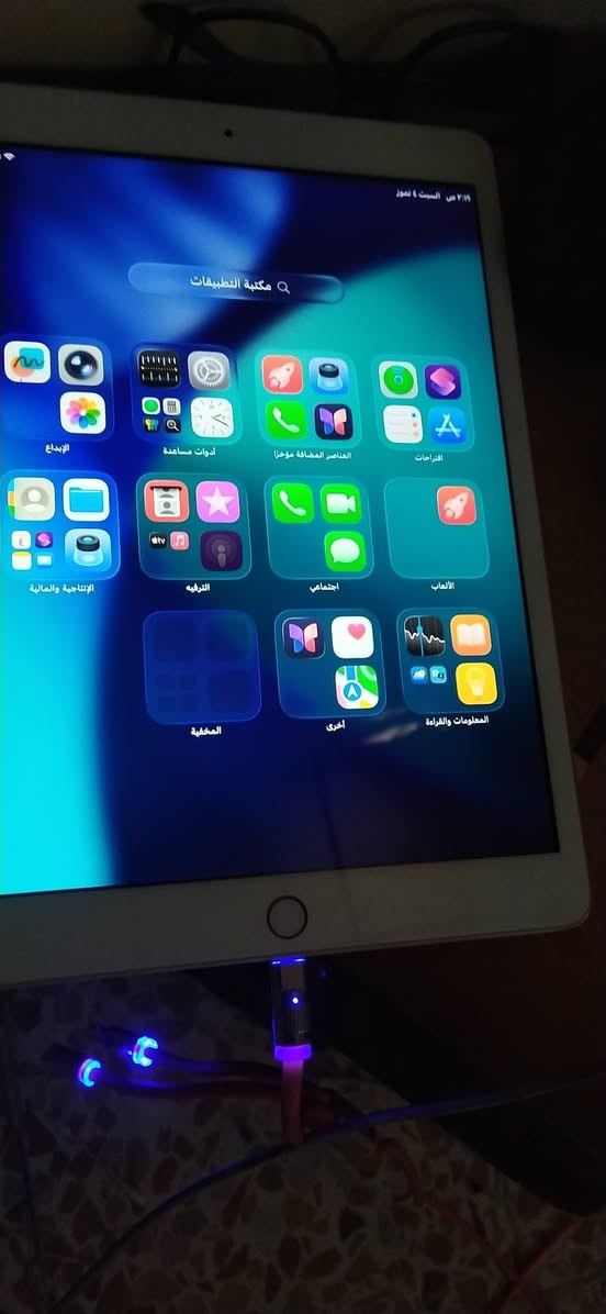 ايباد جيل الثامن ذاكره 128 جدا نظيف ما مفتوح بطاريه ضعيفه مامفتوح رقمي وات ***********
